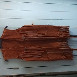 Leather suede fringe vest 70s. Can fit multiple sizes see measurements.  UNISEX.